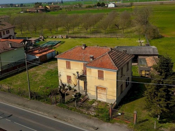 casa indipendente in vendita a Tortona