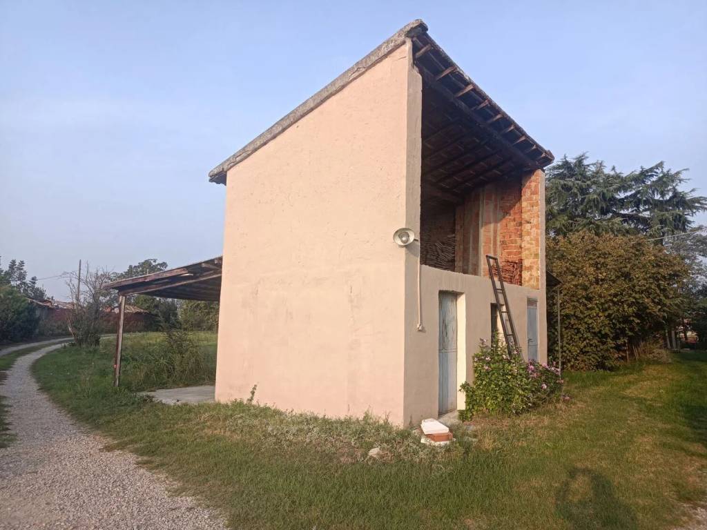 casa indipendente in vendita a Tortona