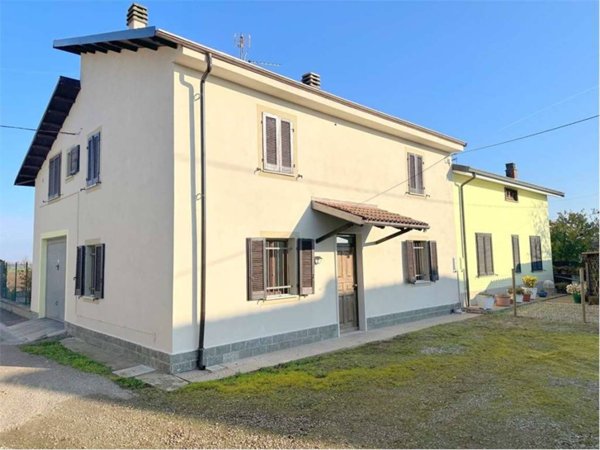 casa indipendente in vendita a Tortona