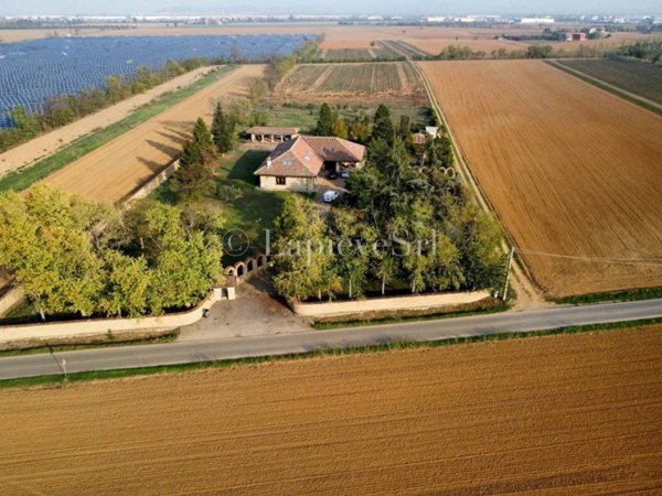 casa indipendente in vendita a Tortona