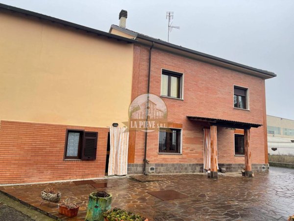 casa indipendente in vendita a Tortona