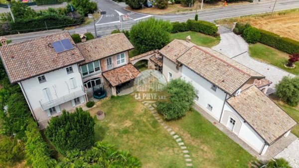 casa indipendente in vendita a Tortona