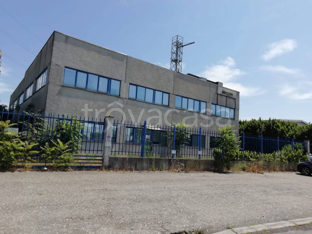 locale commerciale in vendita a Tortona