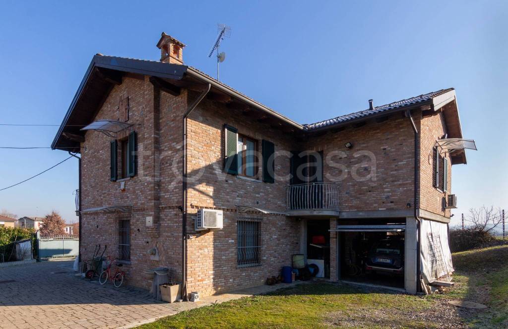 casa indipendente in vendita a Tortona