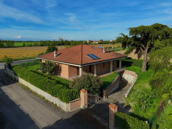 casa indipendente in vendita a Tortona