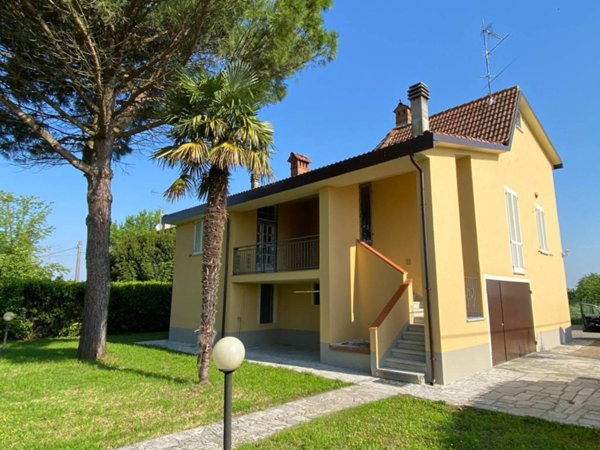 casa indipendente in vendita a Tortona