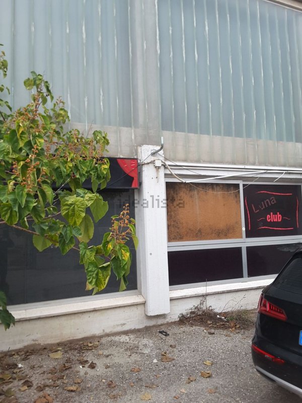 locale commerciale in vendita a Tortona