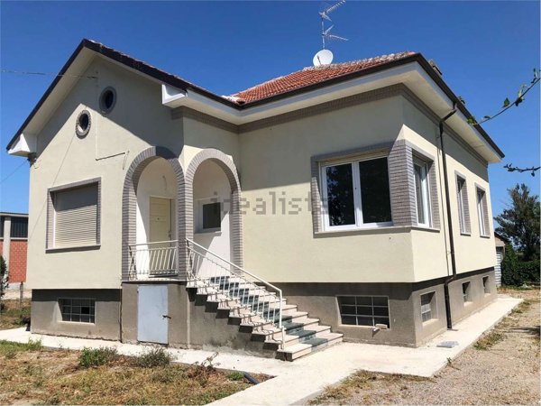casa indipendente in vendita a Tortona