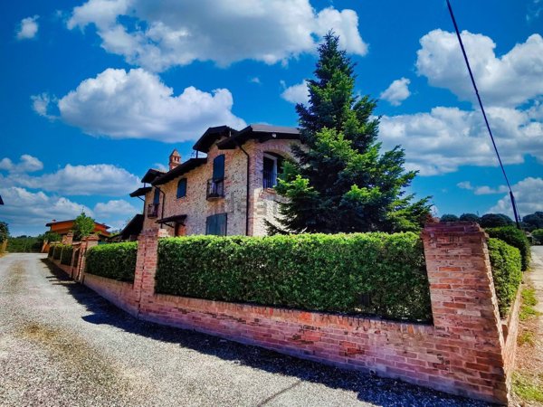 casa indipendente in vendita a Tortona in zona Centro Storico