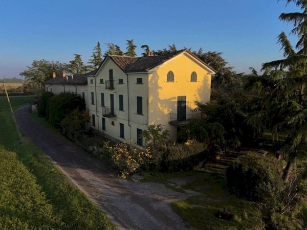 casa indipendente in vendita a Tortona