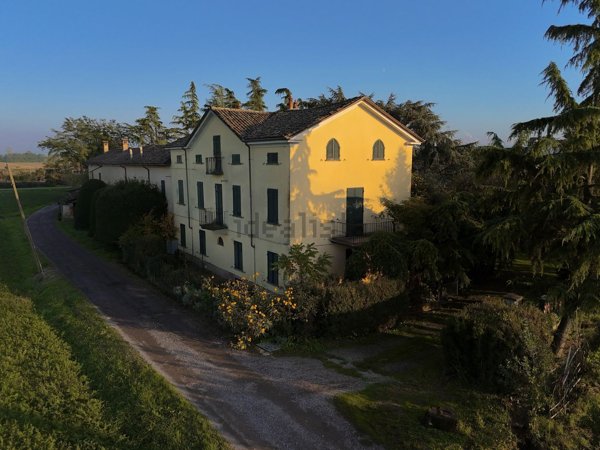 casa indipendente in vendita a Tortona