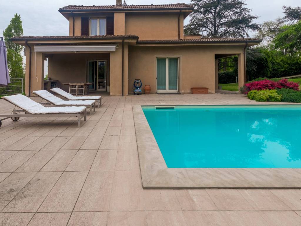 casa indipendente in vendita a Tortona