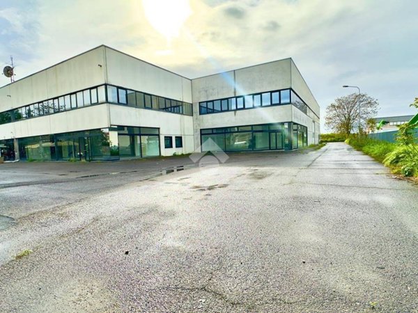 locale commerciale in vendita a Tortona