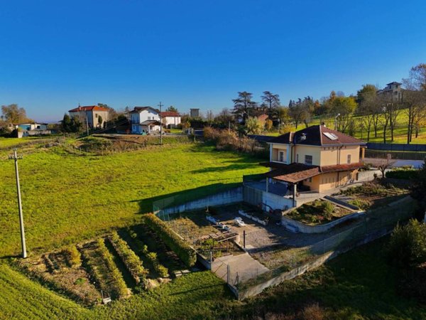 casa indipendente in vendita a Tortona