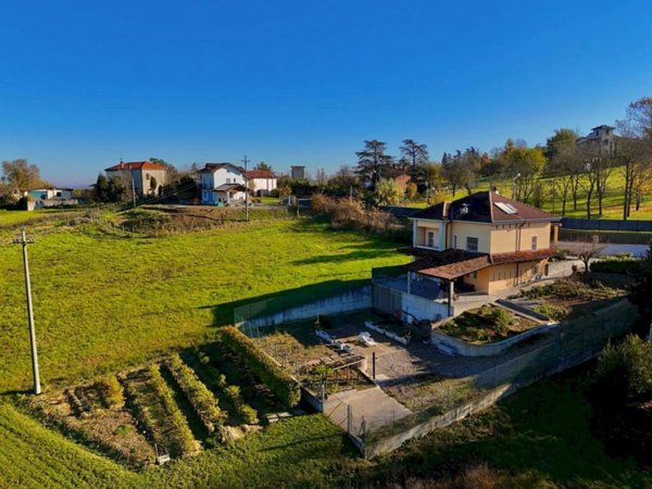 casa indipendente in vendita a Tortona