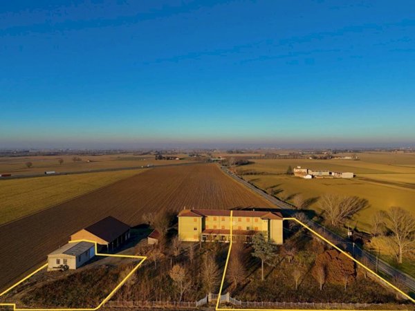 casa indipendente in vendita a Tortona