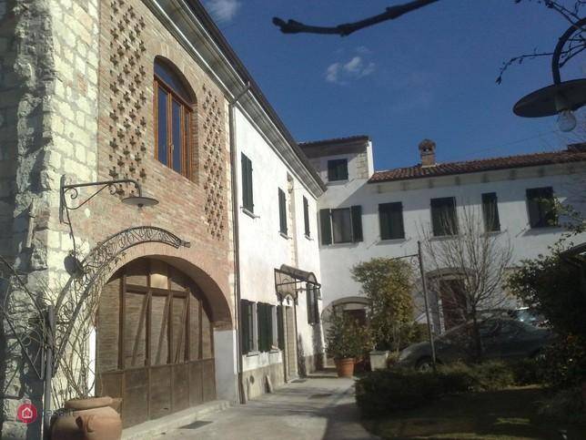 esavano in vendita a Tortona in zona Mombisaggio