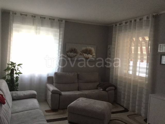 casa indipendente in vendita a Tortona