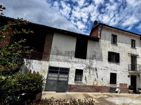 casa indipendente in vendita a Tortona in zona Mombisaggio