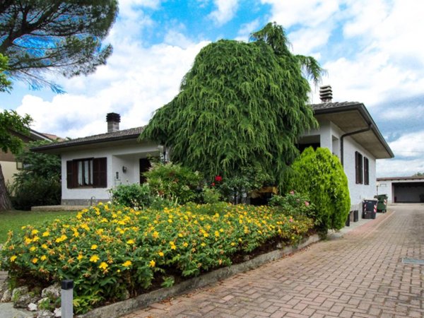 casa indipendente in vendita a Tortona in zona Castellar Ponzano