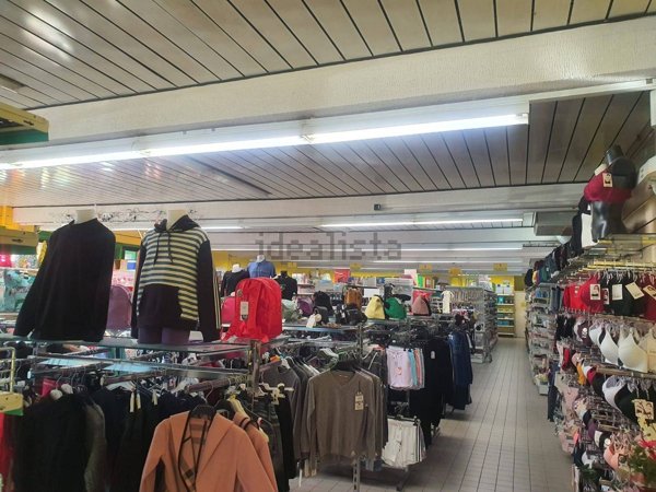 locale commerciale in vendita a Tortona in zona Centro Storico