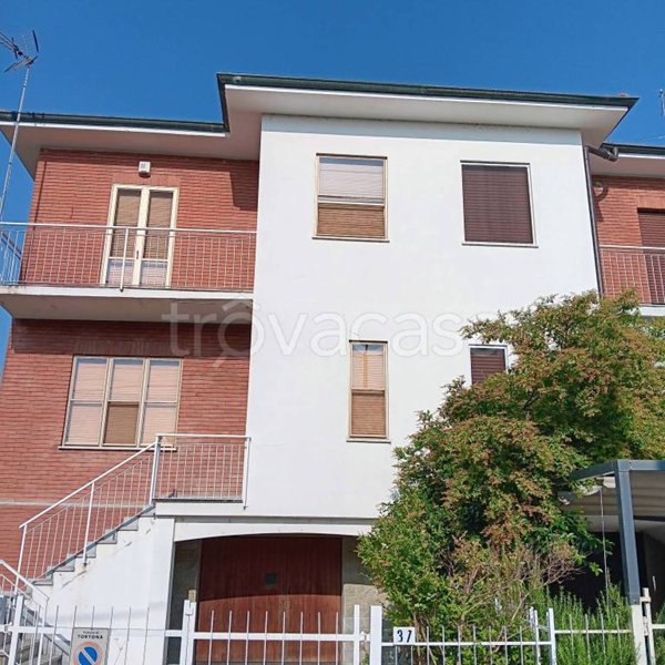 casa indipendente in vendita a Tortona