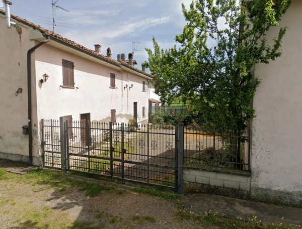 casa indipendente in vendita a Tortona