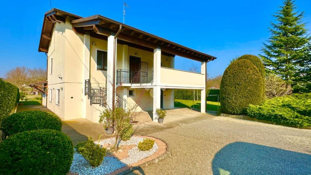 casa indipendente in vendita a Tortona