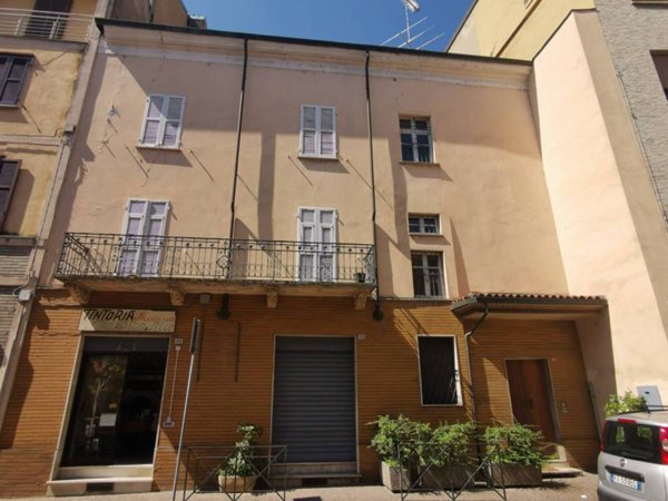 appartamento in vendita a Tortona in zona Centro Storico