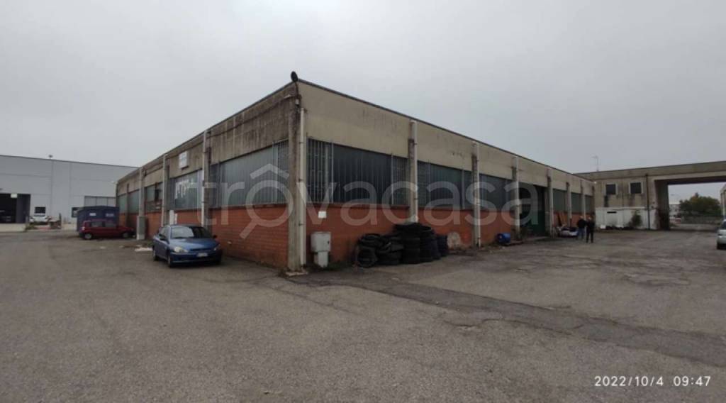 locale commerciale in vendita a Tortona