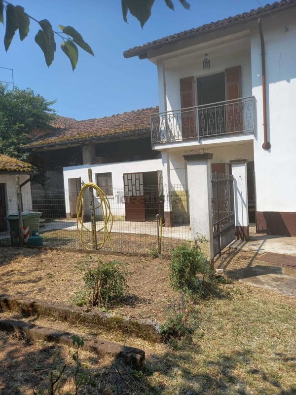 casa indipendente in vendita a Tortona