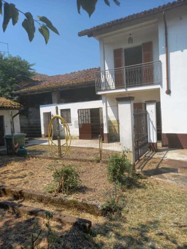 casa indipendente in vendita a Tortona