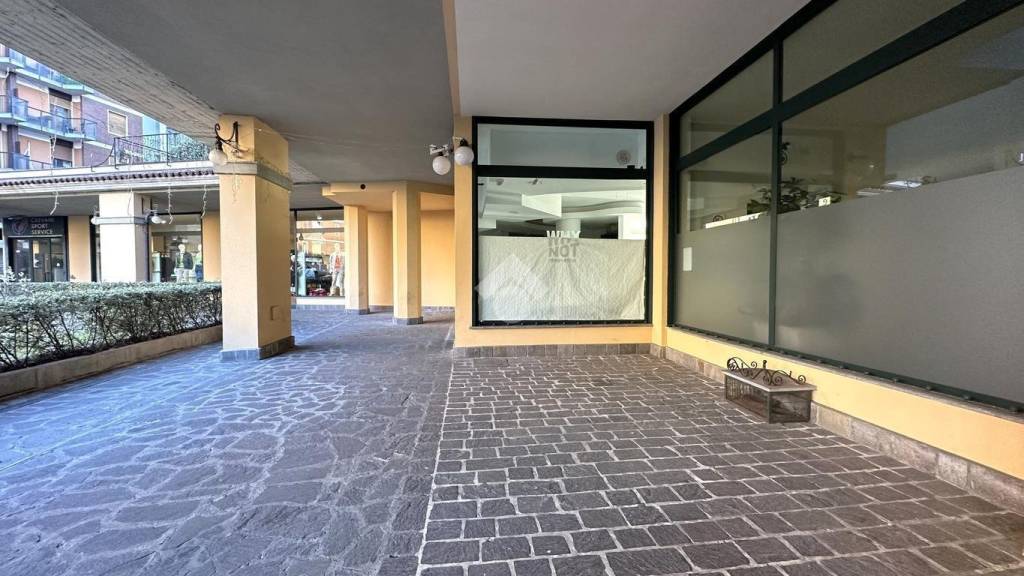 negozio in vendita a Tortona in zona Centro Storico