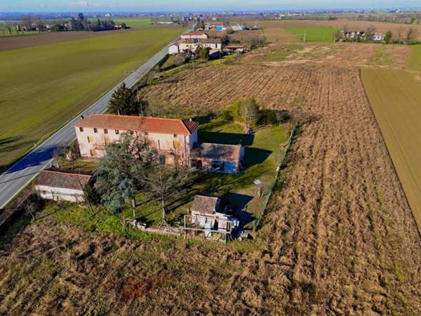 casa indipendente in vendita a Tortona