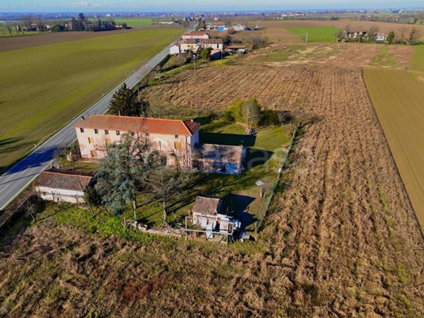 casa indipendente in vendita a Tortona