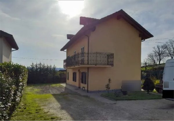casa indipendente in vendita a Tortona