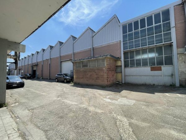 locale commerciale in vendita a Tortona