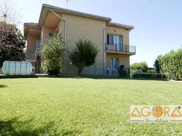 casa indipendente in vendita a Tortona