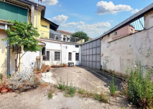 locale commerciale in vendita a Tortona