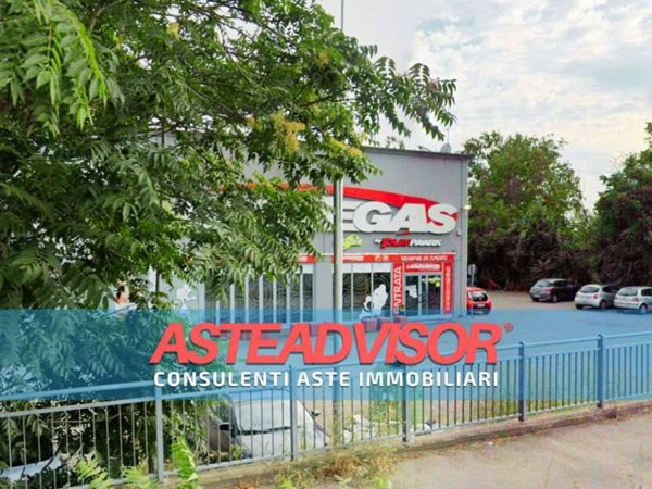 locale commerciale in vendita a Tortona