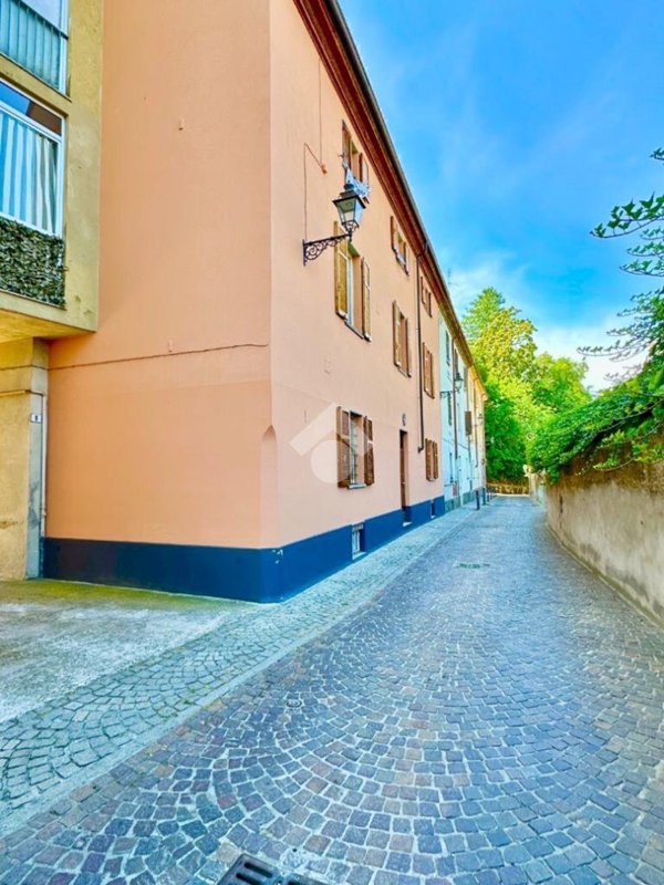 casa indipendente in vendita a Tortona in zona Centro Storico