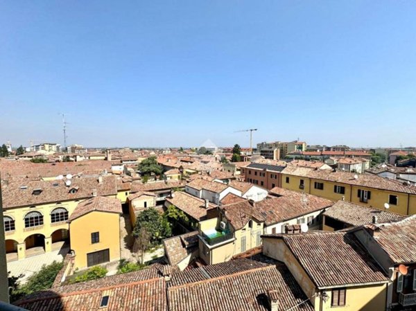 appartamento in vendita a Tortona in zona Centro Storico