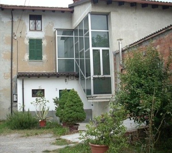 casa indipendente in vendita a Tortona