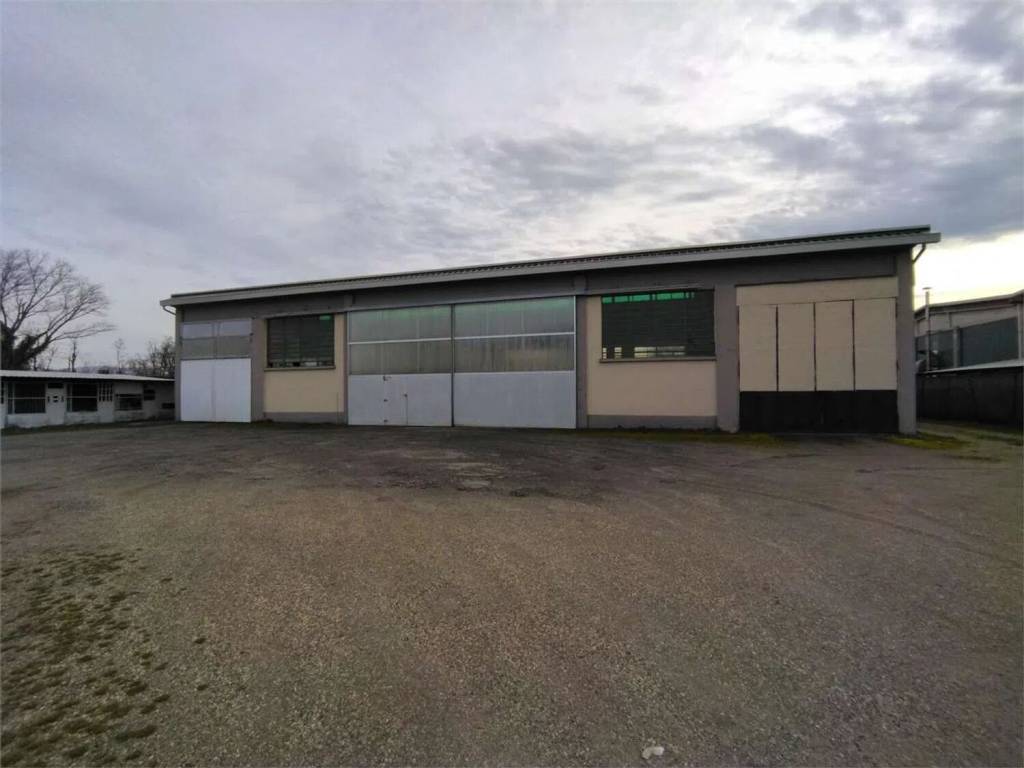 locale commerciale in vendita a Tortona