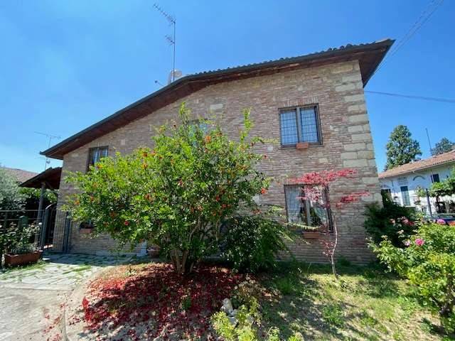 casa indipendente in vendita a Tortona in zona Vho