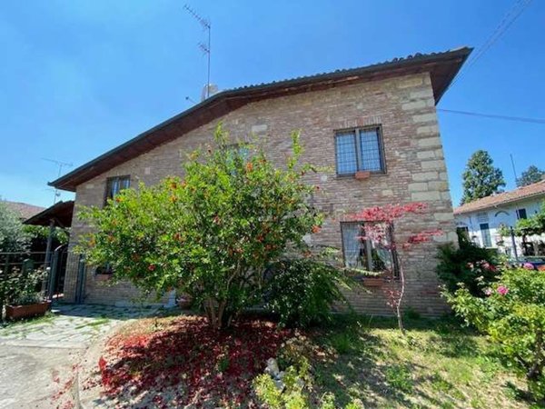 casa indipendente in vendita a Tortona in zona Vho