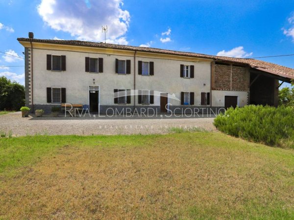 casa indipendente in vendita a Tortona