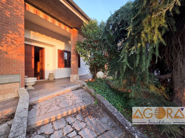 casa indipendente in vendita a Tortona in zona Paghisano