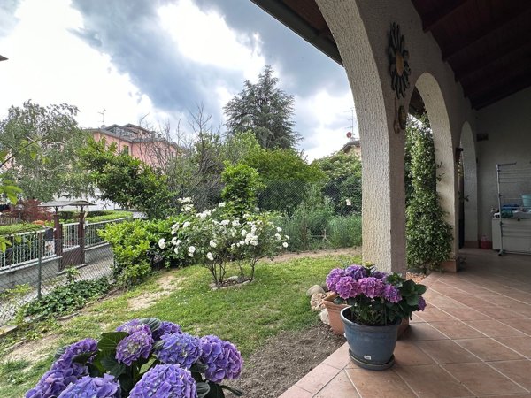 casa indipendente in vendita a Tortona