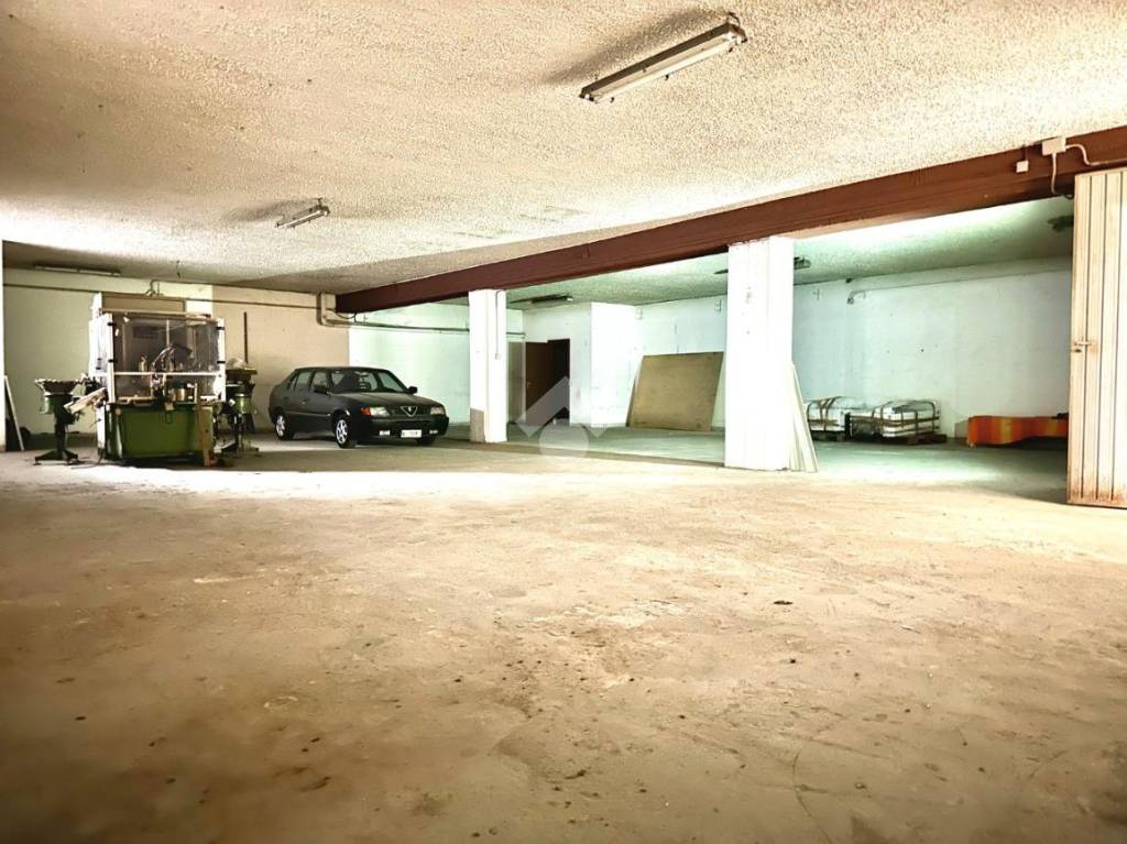 locale commerciale in vendita a Tortona